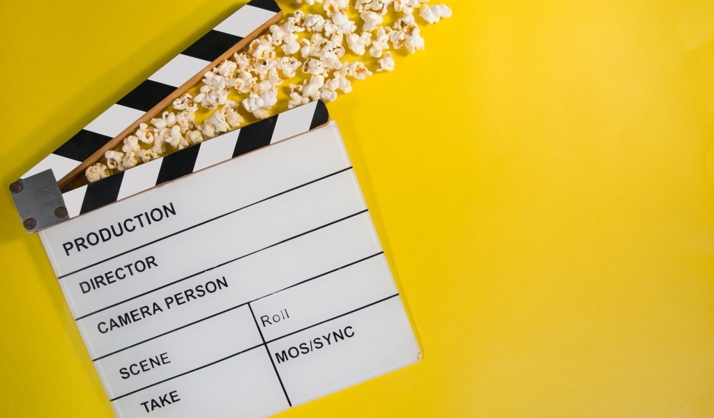 Хлопушка с попкорном на желтом фоне