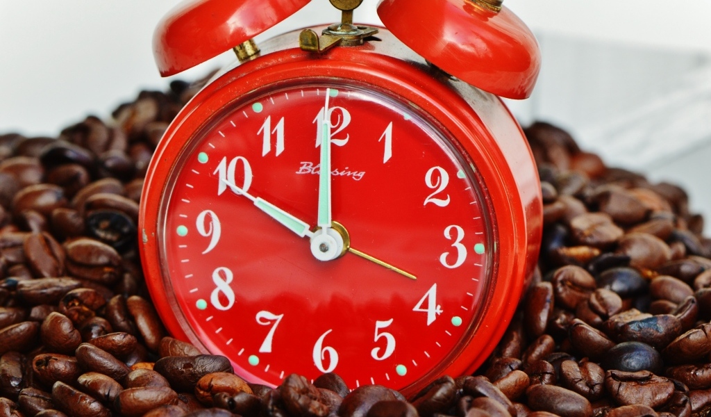Красный будильник с зернами кофе 