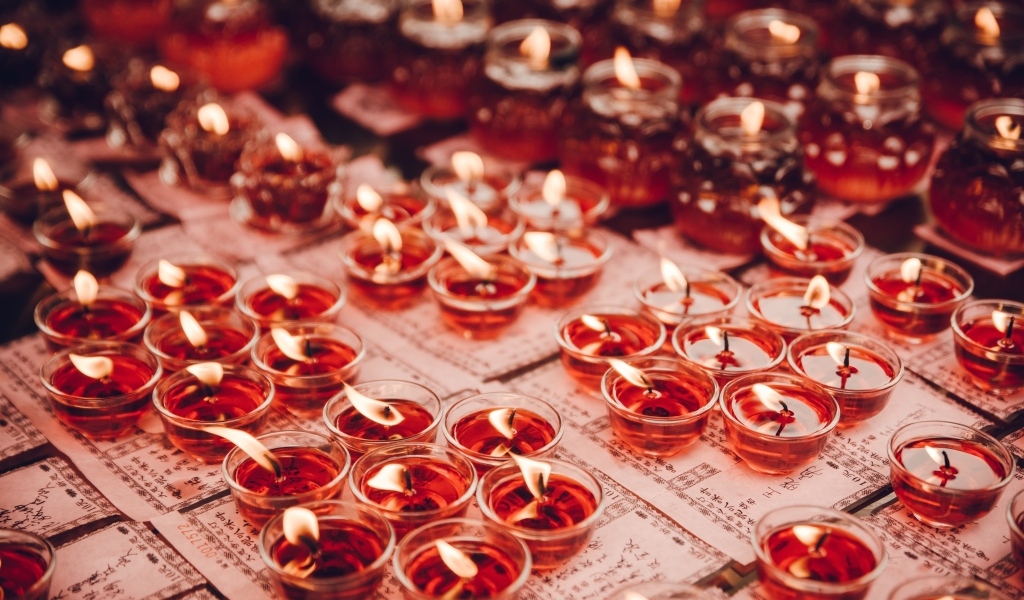 Маленькие зажженные ароматные красные свечи