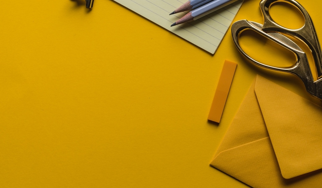 Канцелярские предметы на желтом фоне