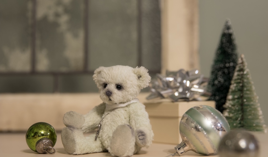 Игрушечный медвежонок с шариками