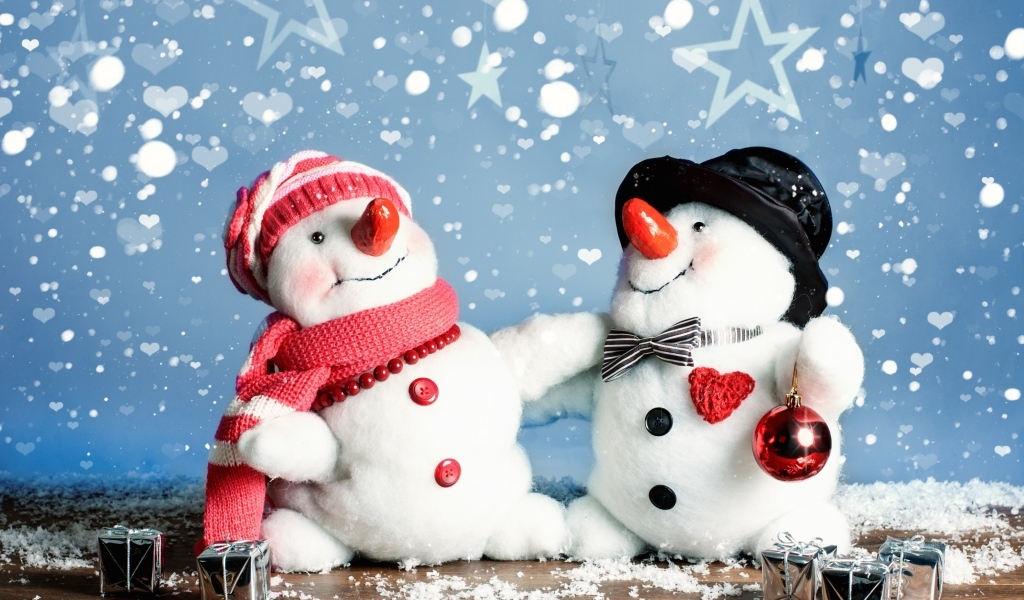 Два веселых игрушечных снеговика
