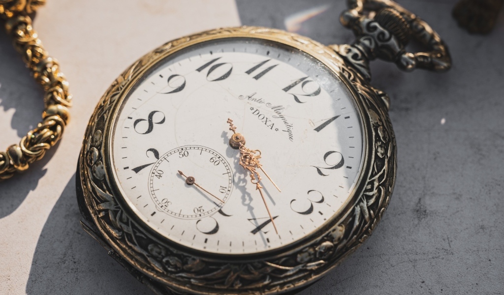 Старинные карманные часы крупным планом