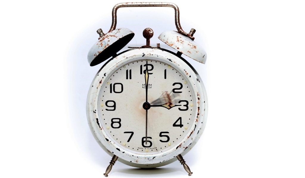 Белый железный будильник с ржавчиной