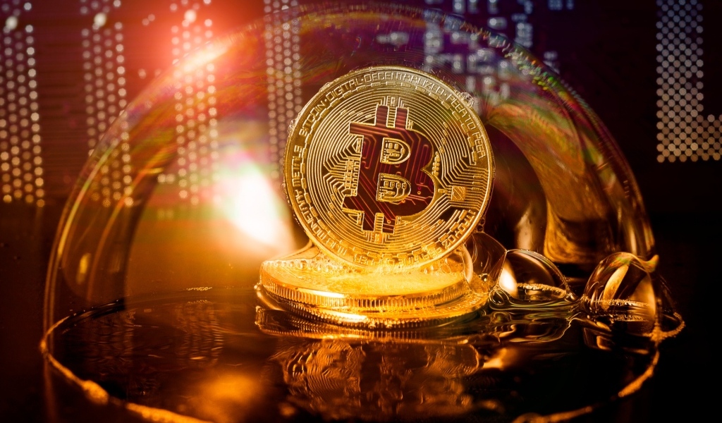 Монета биткоин в мыльном пузыре