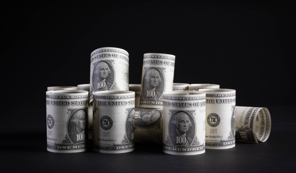 Доллары на черном фоне