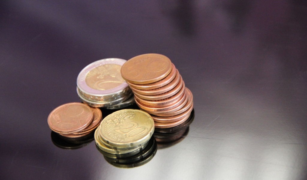 Монеты евро на сером столе
