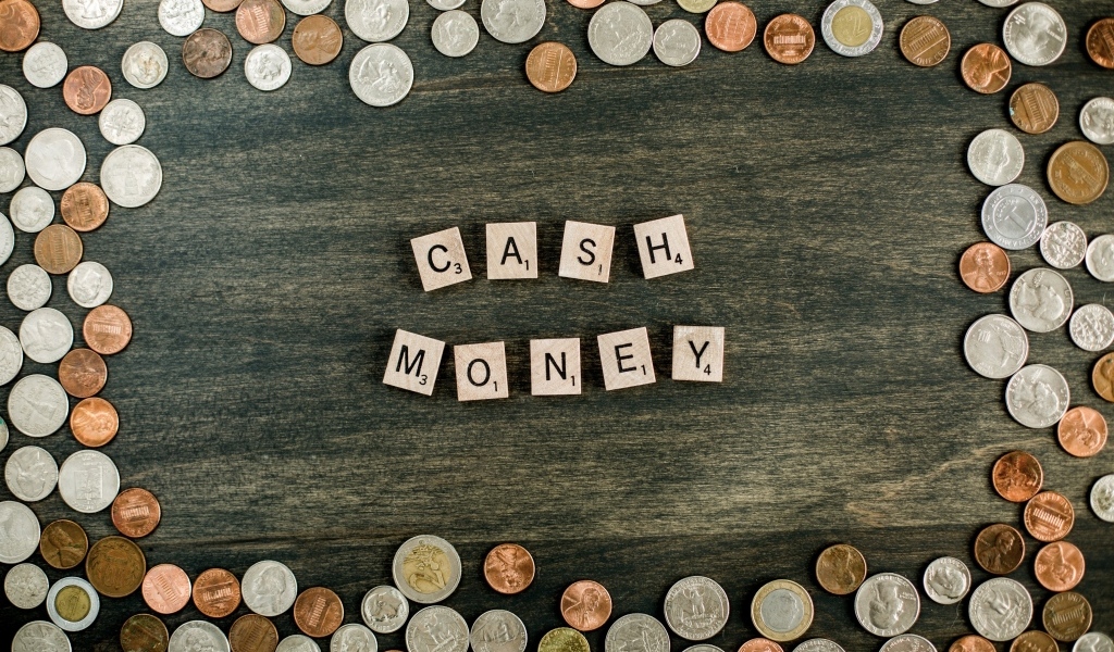 Много монет и кубики на столе