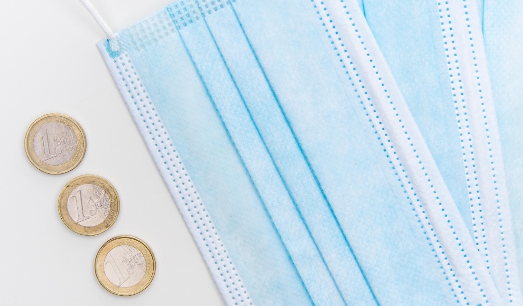 Медицинские маски с монетами евро