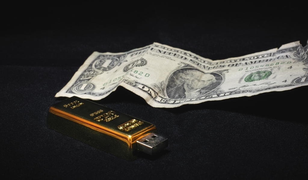 Один доллар и флешка на черном фоне