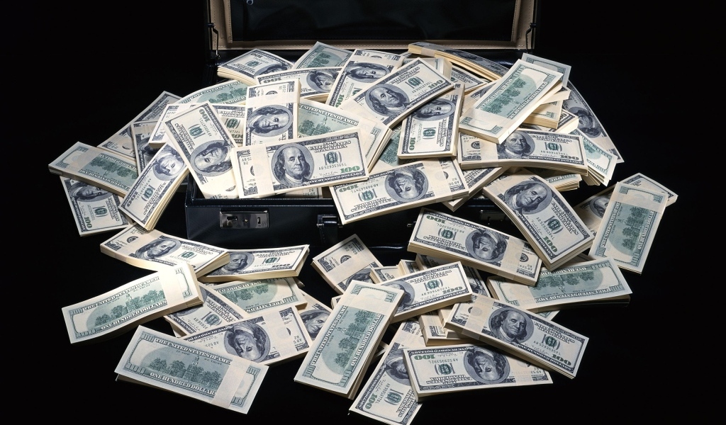 Пачки долларов в большом чемодане
