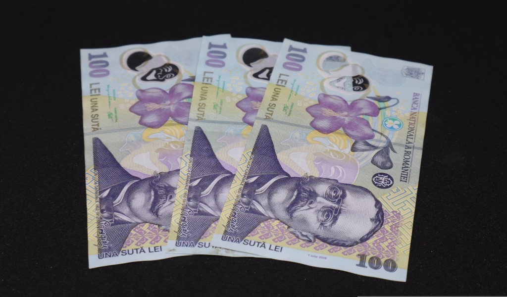 Три купюры на черном фоне