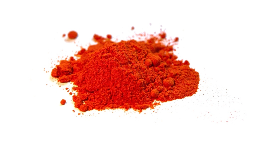 Горсть куркумы на белом фоне