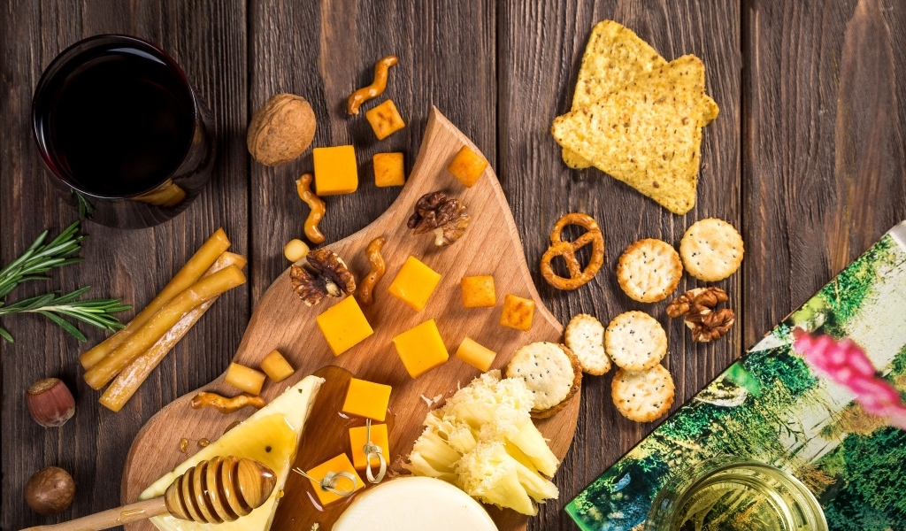 Аппетитное печенье крекер с сыром на столе