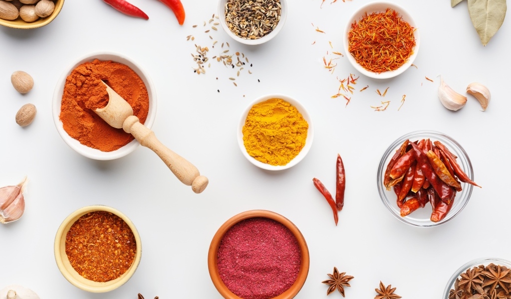 Ароматные острые специи на столе