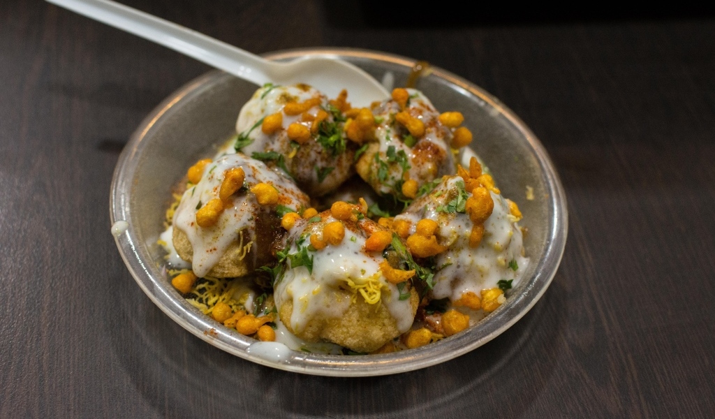 Азиатская еда в миске на столе 