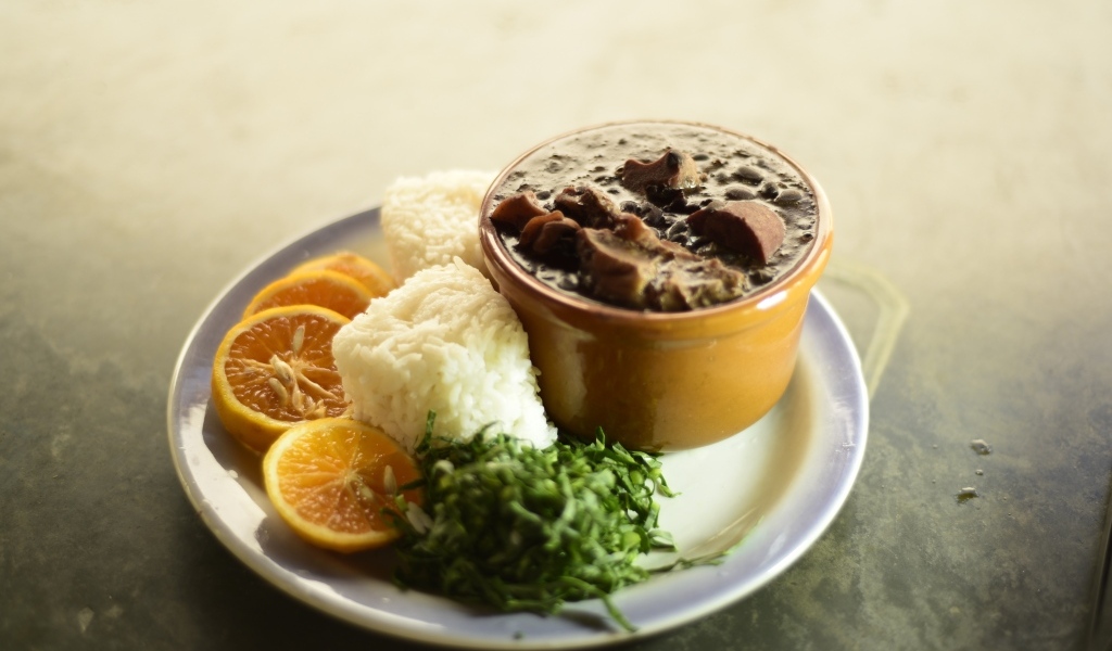 Азиатская еда на тарелке 