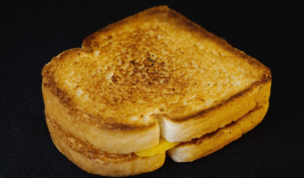 Запеченный хлеб с кусочками сыра