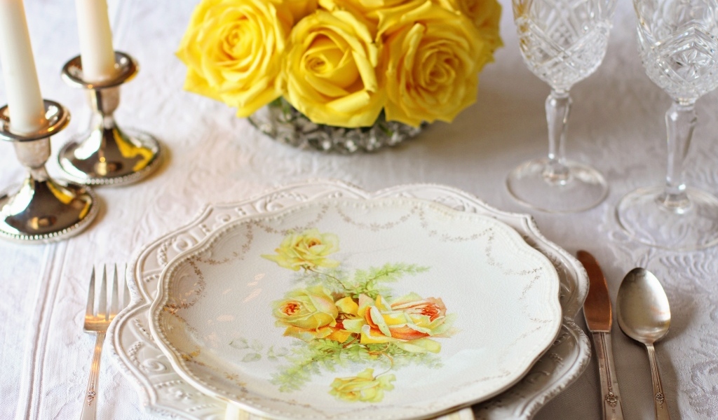 Красивая тарелка на столе с розами 