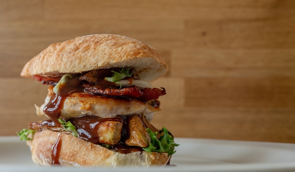 Большой сочный гамбургер с куриной грудкой