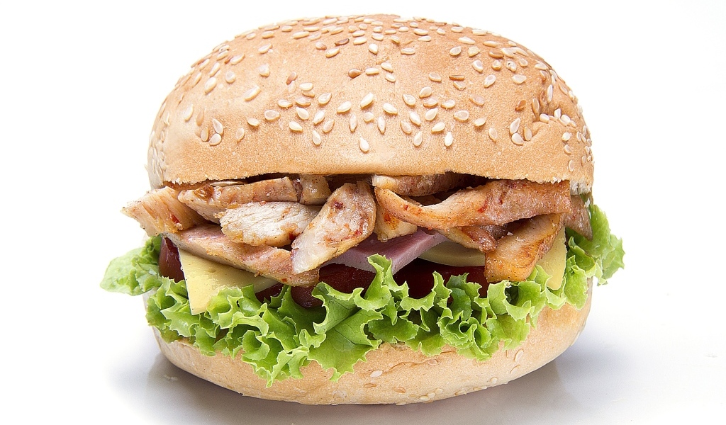 Большой сочный гамбургер с курицей на белом фоне