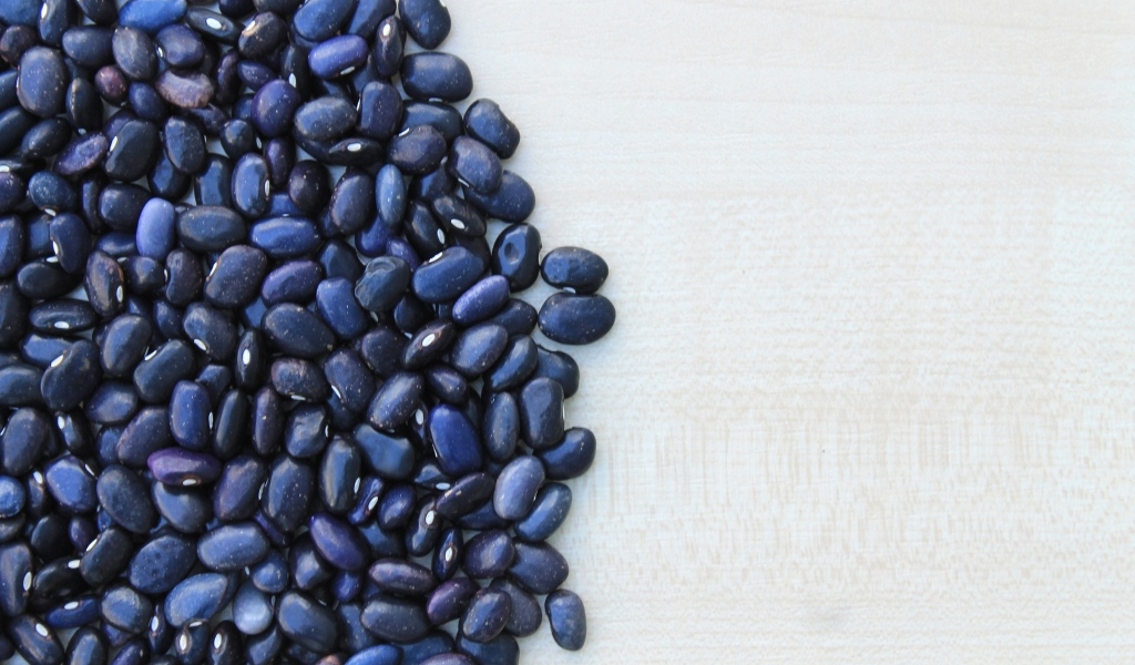 Черная фасоль на столе