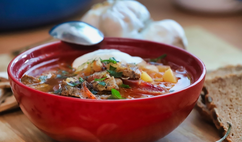 Борщ с мясом на столе с чесноком