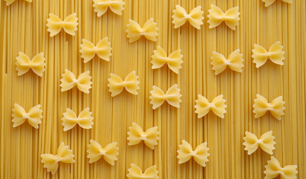 Макароны в форме бантиков со спагетти 