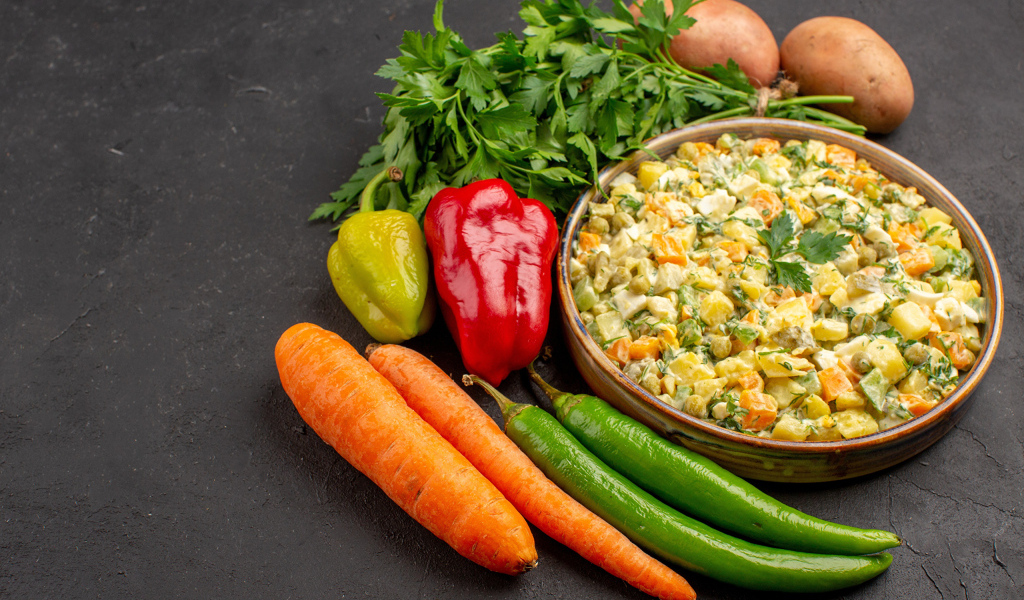 Миска салата с овощами на столе