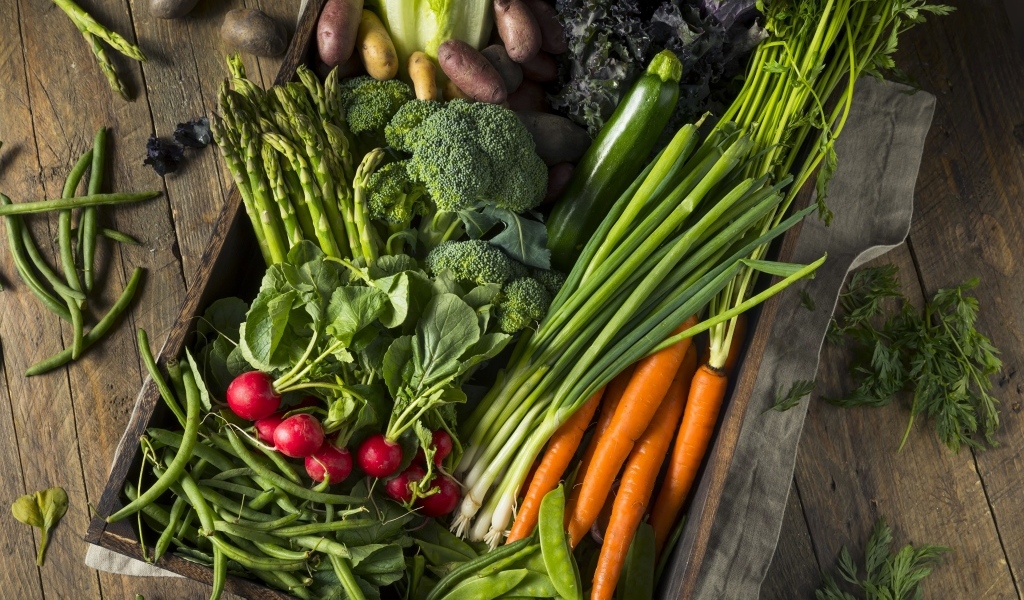 Ящик со спелыми овощами и зеленью