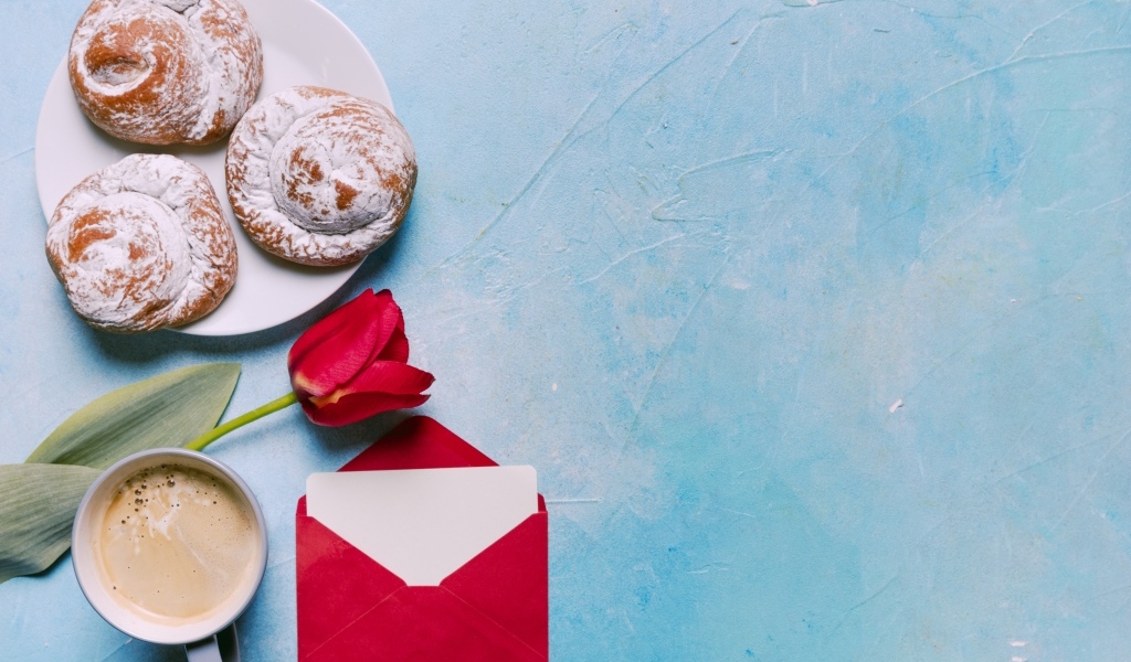 Булочки, кофе, тюльпан и письмо на голубом фоне