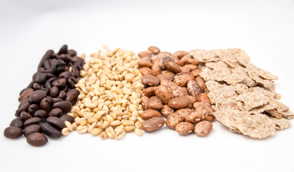 Хлопья и фасоль на белом фоне