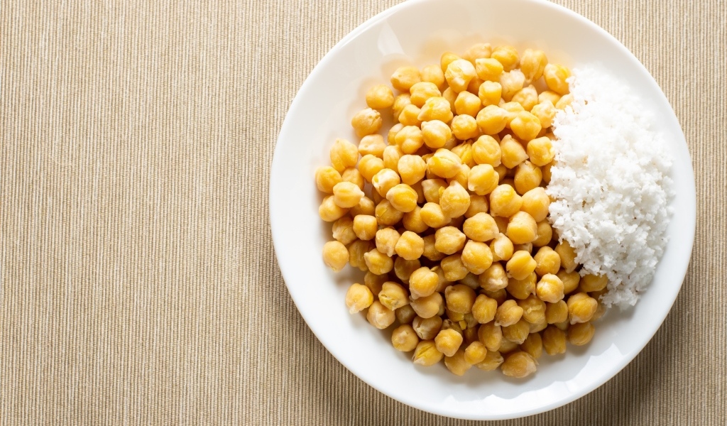 Нут с рисом на большой белой тарелке