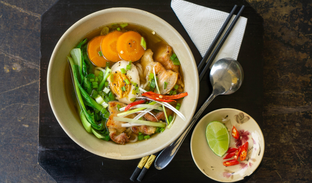 Китайский суп с овощами на столе