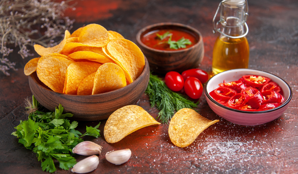 Чипсы на столе с перцем и соусом