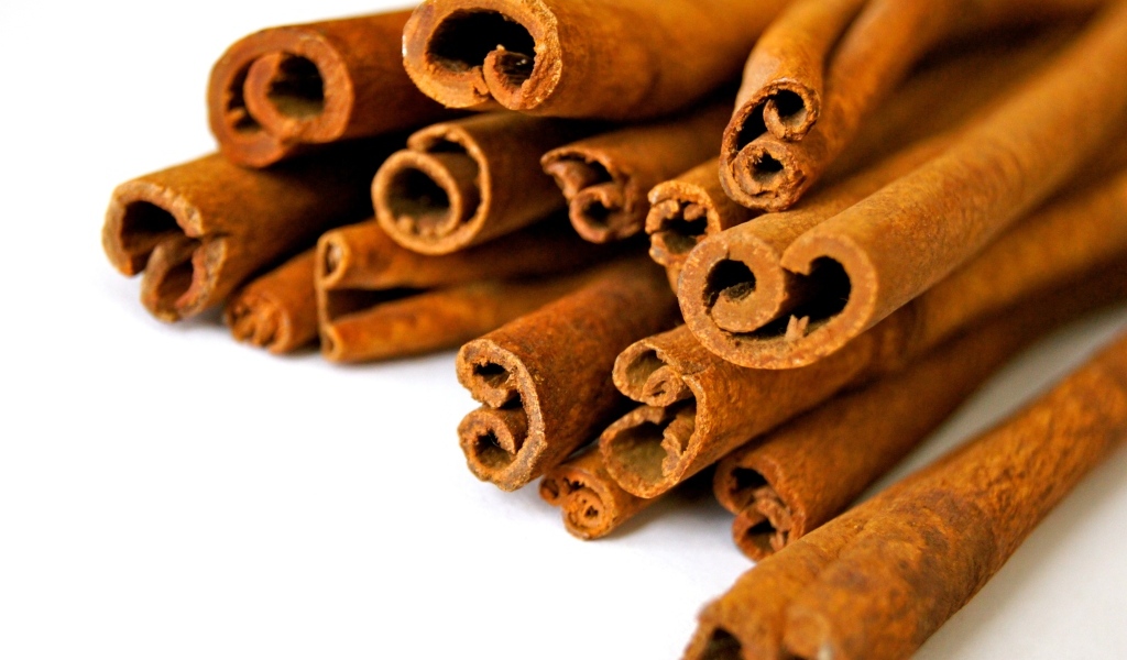 Корица на белом фоне вблизи