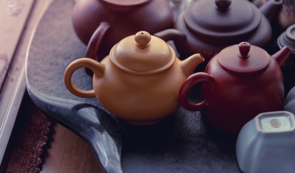 Глиняные чайники стоят на столе