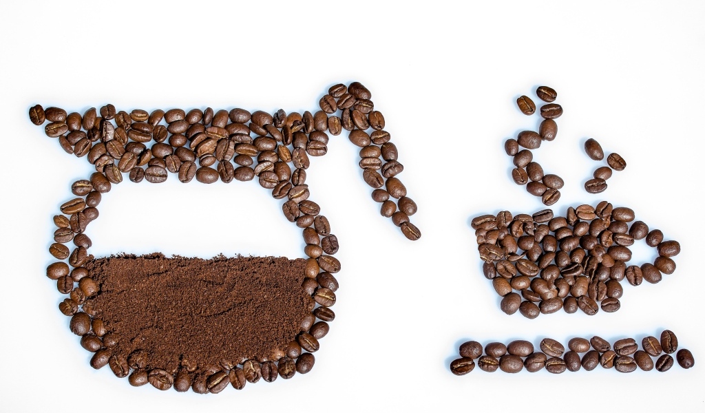 Креатив из кофейных зерен на белом фоне