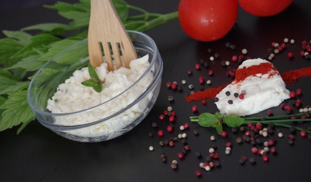 Творог на столе с петрушкой и помидорами