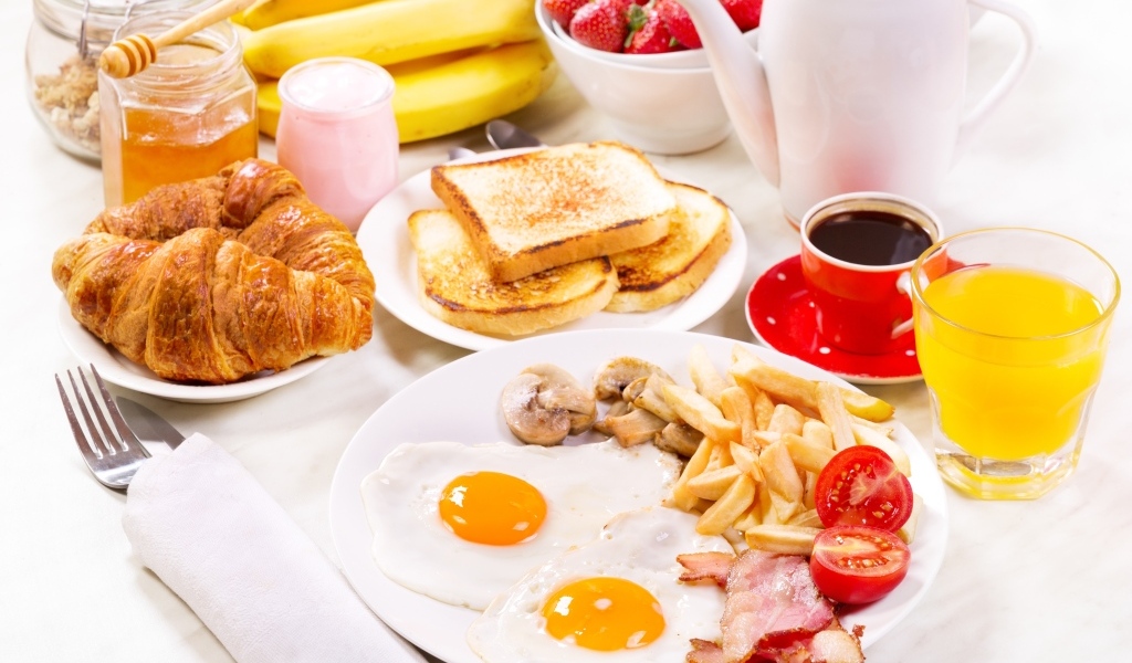 Вкусный сытный завтрак на столе