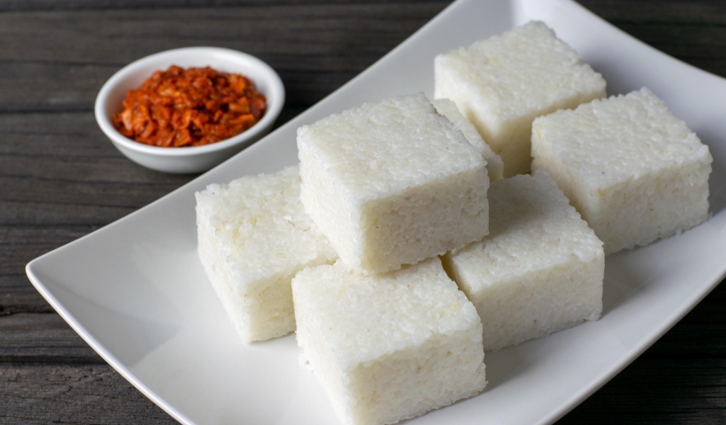 Десерт на большой белой тарелке на столе 