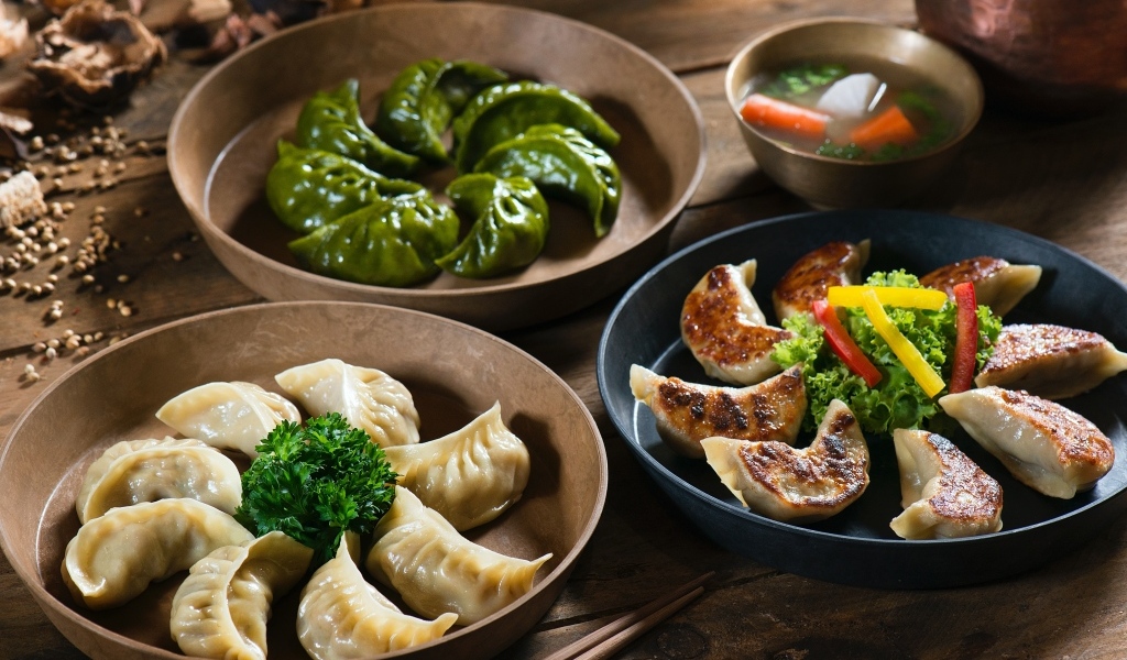 Вареники в мисках на столе