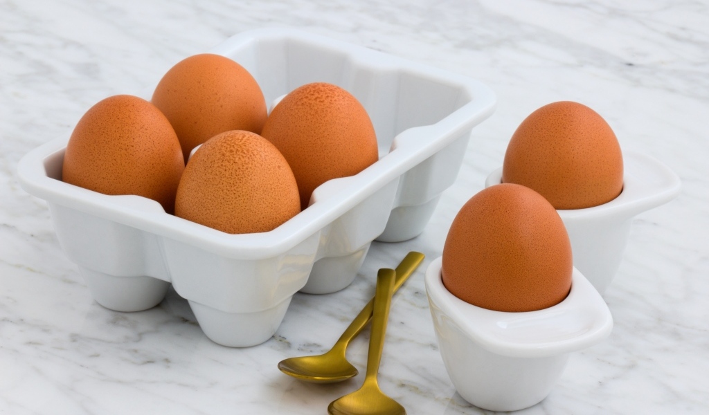 Яйца на столе с ложками