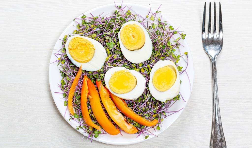 Яйца с кусочками сладкого перца и пророщенной зеленью