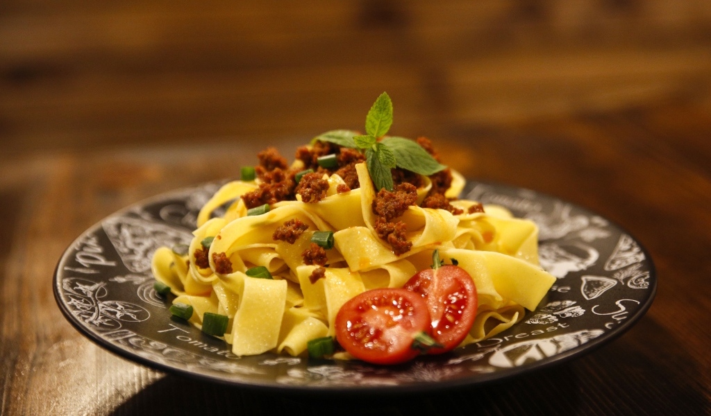 Феттучини с помидорами и фаршем