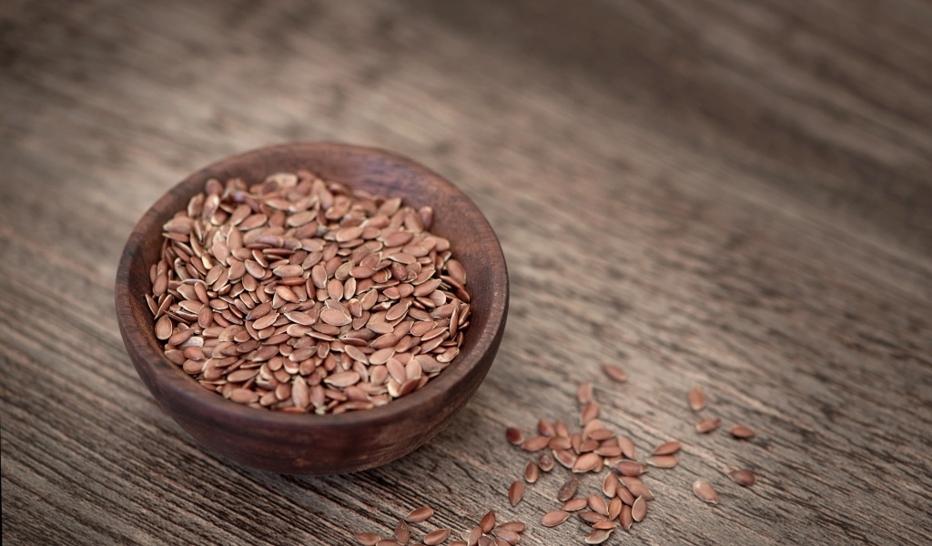 Льняные зерна на сером столе