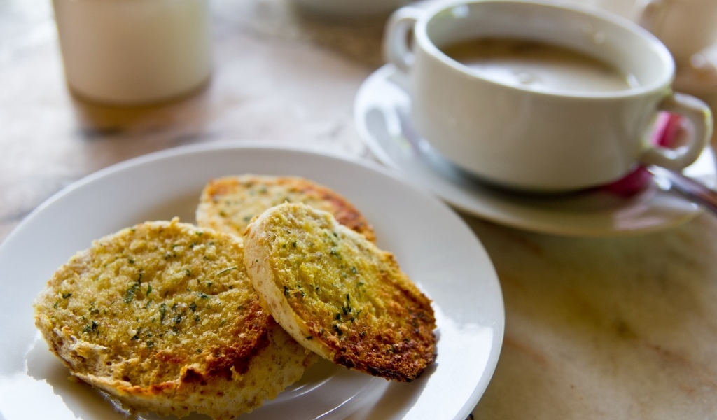 Ароматные чесночные гренки на тарелке на завтрак