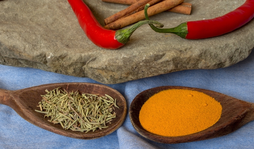 Ароматные специи с красным перцем и корицей на столе