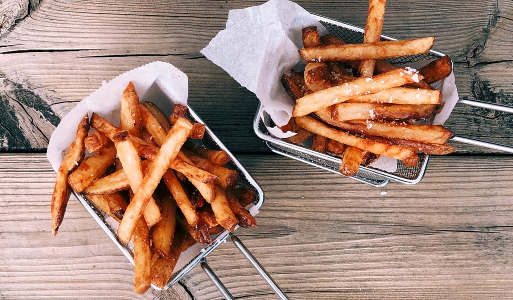 Картофель фри в сетке на столе