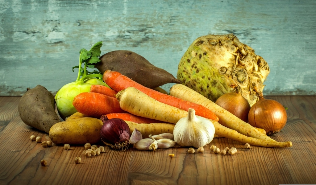 Свежие корнеплоды лежат на столе